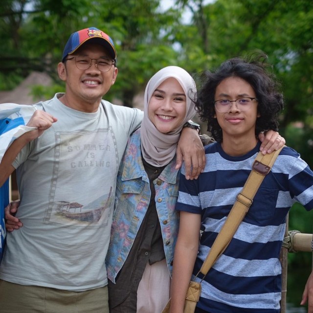 Zaskia Adya Mecca dan keluarga (Foto: Instagram @zaskiadyamecca)