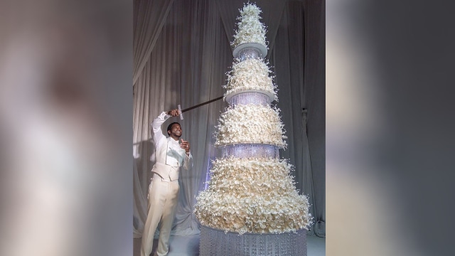 Kue bertabur kilauan swarovski  (Foto: Instagram/laflare1017)