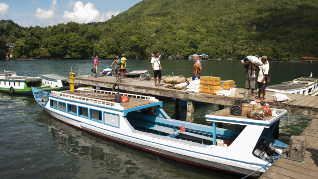 Transportasi di Banda Neira, Maluku (Foto: ANTARA FOTO/Embong Salampessy)