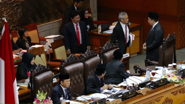 Aria Bima fraksi PDIP maju ke meja pimpinan (Foto: Fanny Kusumawardhani/kumparan)