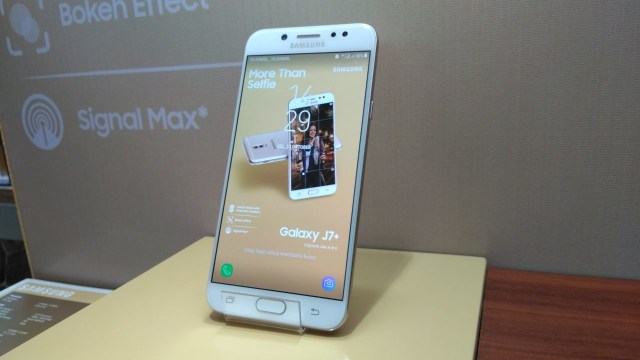 Samsung Galaxy J7 Plus. (Foto: Muhammad Fikrie/kumparan)