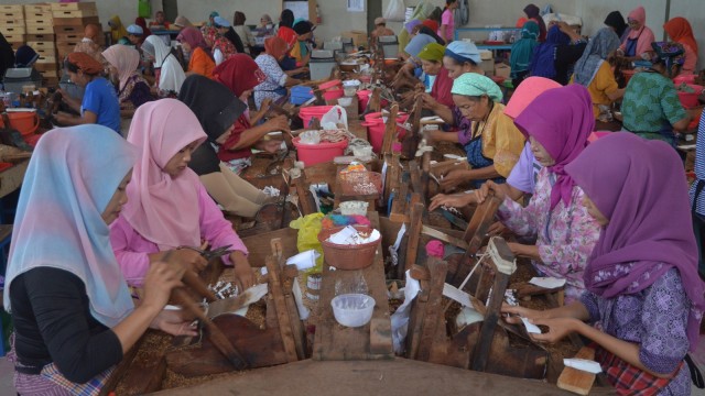 Ilustrasi pekerja rokok.  Foto: ANTARA/Yusuf Nugroho