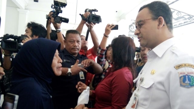 Anies Baswedan terima aduan warga. (Foto: Diah Harni/kumparan)