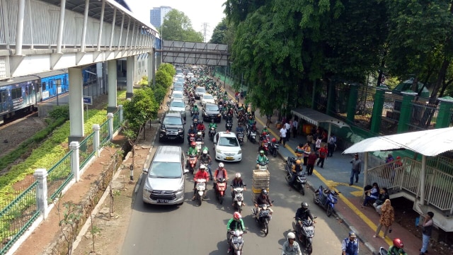 Kemacetan di Stasiun Palmerah (Foto: Amanaturrosyidah/kumparan)