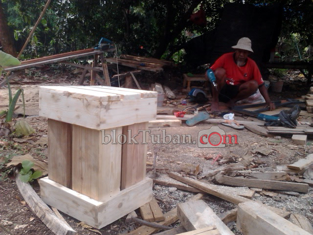 Manfaatkan Limbah Bekas Kayu Menjadi Meja-Kursi