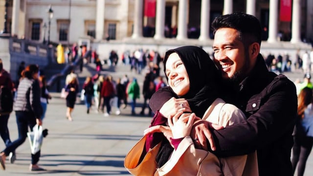 Dewi Sandra dan Suami (Foto: Instagram @dewisandra)