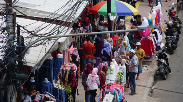 Trotoar Tanah Abang Diserbu PKL (Foto: Aditia Noviansyah/kumparan)