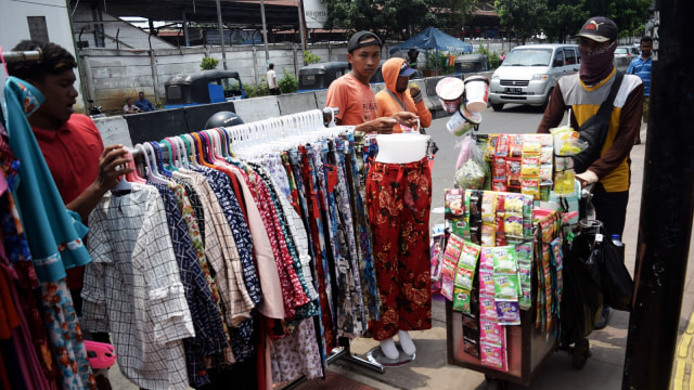 Trotoar Tanah Abang Diserbu PKL (Foto: Aditia Noviansyah/kumparan)