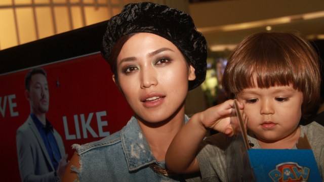 Jessica Iskandar dan anaknya. (Foto: Munady)