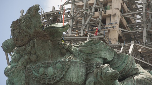 Pengerjaan patung Garuda Wisnu Kencana di Bali. (Foto: Antara/Nyoman Budhiana)