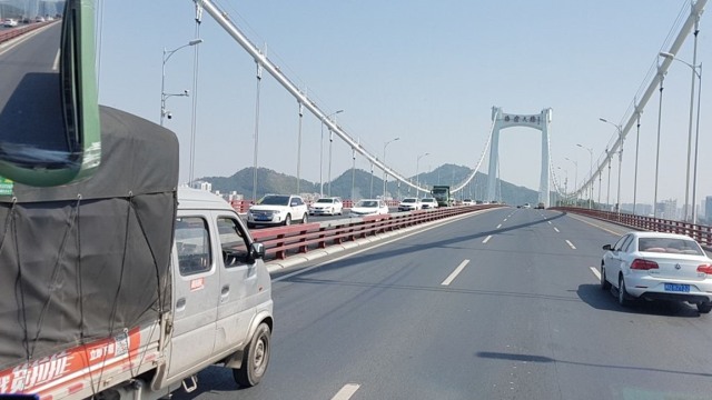 Salah satu jembatan panjang di Xiamen (Foto: Arifin Asydhad/kumparan)