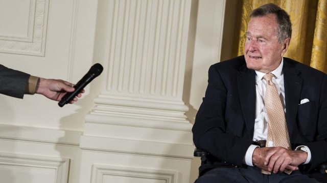 Mantan Presiden AS George H.W. Bush (Foto: BRENDAN SMIALOWSKI/AFP)