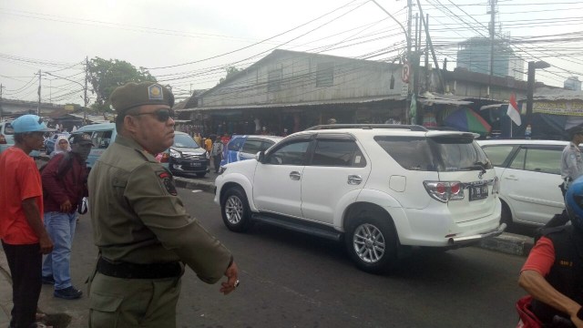 Iwan Siregar menertibkan Tanah Abang. (Foto: Adim Mugni/kumparan)