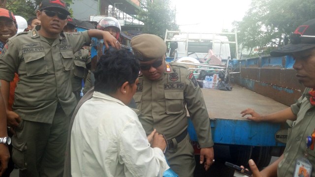 Iwan Siregar menertibkan Tanah Abang. (Foto: Adim Mugni/kumparan)