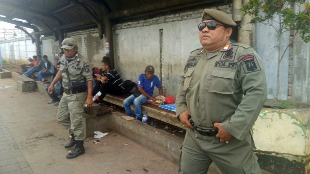 Iwan Siregar menertibkan Tanah Abang. (Foto: Adim Mugni/kumparan)