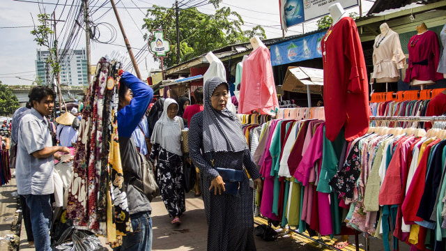 PKL di kawasan Tanah Abang (Foto: Antara/Galih Pradipta)