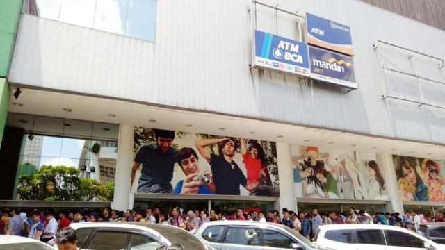 Antrean di Lotus Sarinah, Thamrin (Foto: Ela Nurlaela/kumparan)