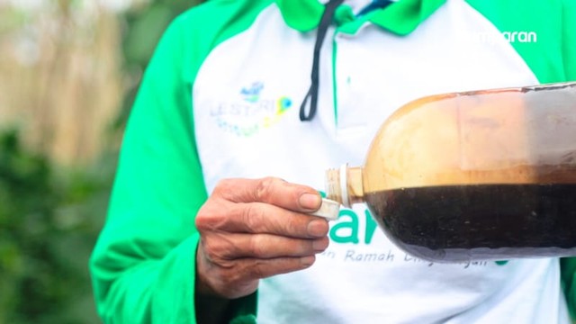 Pestisida Ajaib dan program CSR AQUA di Kampung Tabrik, Desa Gekbrong, Jawa Barat.