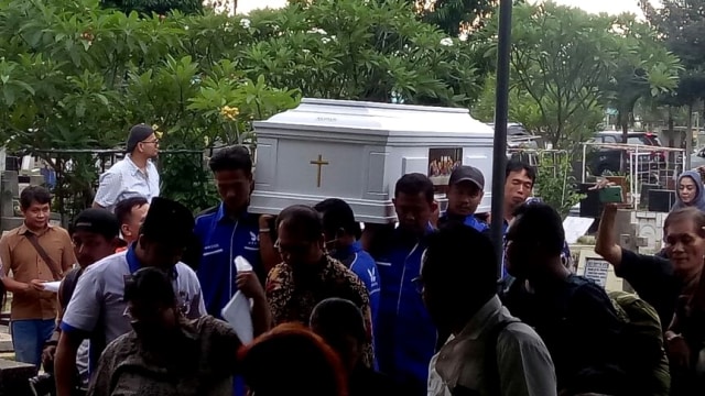 Jenasah Benny Panjaitan  di TPU Menteng Pulo. (Foto: D.N Mustika/kumparan)