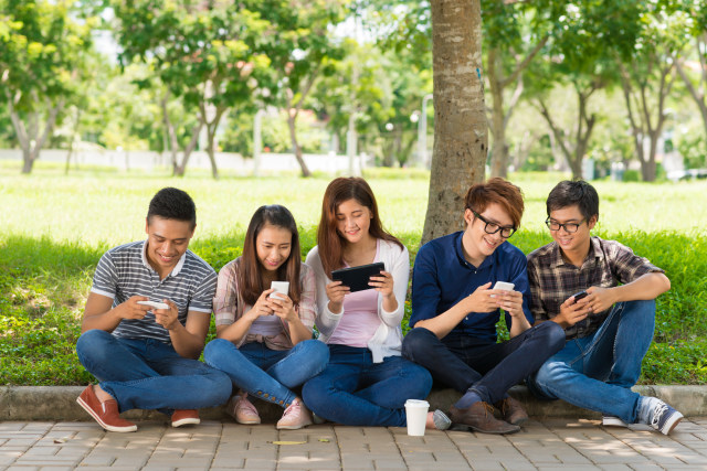 com-Sibuk Sama Handphone (Foto: Thinkstock)