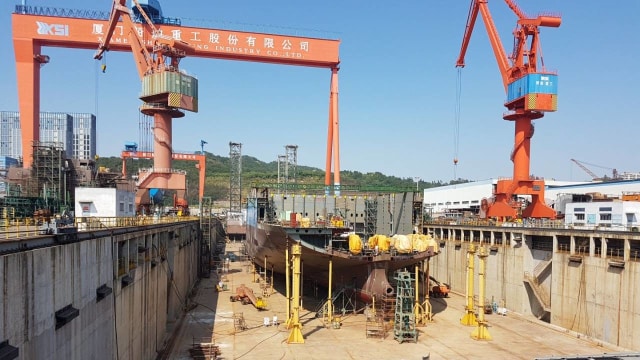 Proses pembuatan kapal di dok (Foto: Arifin Asydhad/kumparan)