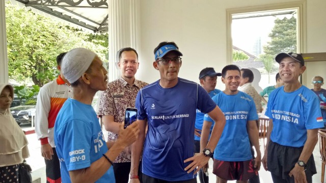 Sandi tiba di Balai Kota seusai lari pagi (Foto: Nadia Risso/kumparan)