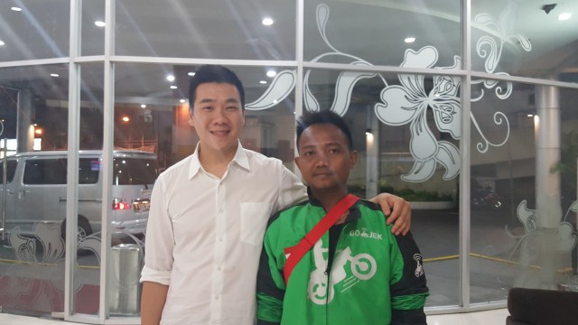 Abi Liong dan driver Gojek Tahajudin (Foto: Dok.Abi Liong)
