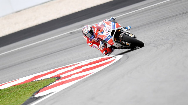 Dovizioso melibas tikungan di Sepang. (Foto: Manan Vatsyayana/AFP)