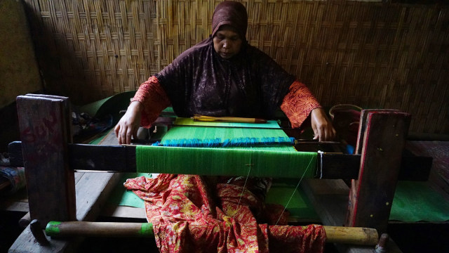 Pengrajin tenun di Desa Beleq, Sembalun, Lombok (Foto: Aditia Noviansyah/kumparan)