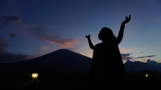 Matahari terbenam berlatar Gunung Rinjani Foto: Aditia Noviansyah/kumparan