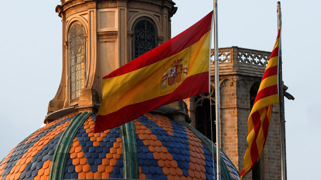 Bendera Spanyol dan Catalunya di gedung pemerintah (Foto: REUTERS/Juan Medina)