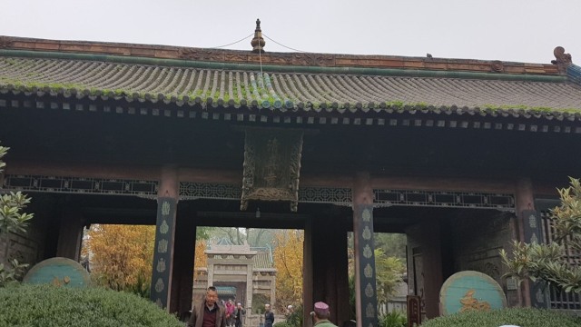 Gerbang kedua masjid Xi'an (Foto: Arifin Asydhad/kumparan)
