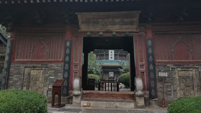 Gerbang merah (Foto: Arifin Asydhad/kumparan)