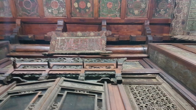 Dinding dan atap berukir Masjid Xi'an (Foto: Arifin Asydhad/kumparan)