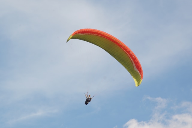 Keseruan Bermain Paralayang di Bukit Siswa Sembalun (1)
