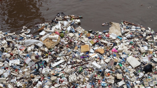 Sampah menyumbat di pintu air Manggarai (Foto: Fanny Kusumawardhani/kumparan)