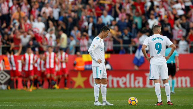 Pemain-pemain Real Madrid tampak lesu. (Foto: REUTERS/Albert Gea)