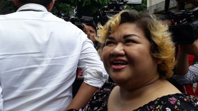 Pretty Asmara dipindah ke kejaksaan (Foto: Fadjar Hadi/kumparan)