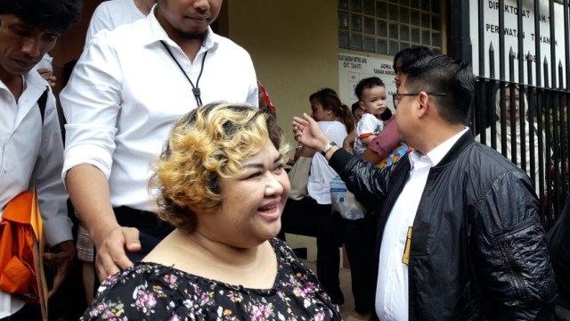 Pretty Asmara dipindah ke kejaksaan (Foto: Fadjar Hadi/kumparan)