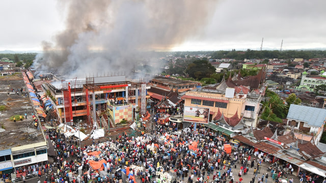 Kebakaran Pasar Atas Bukittinggi (Foto: ANTARA/Fauzi)