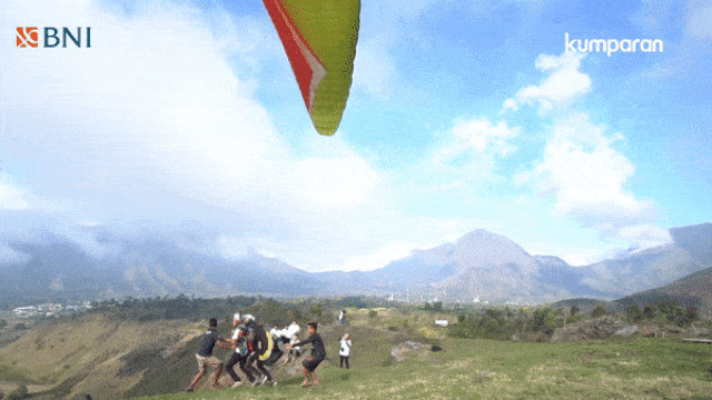 Paralayang di Bukit Siswa (Foto: Prima Gerhard/kumparan)