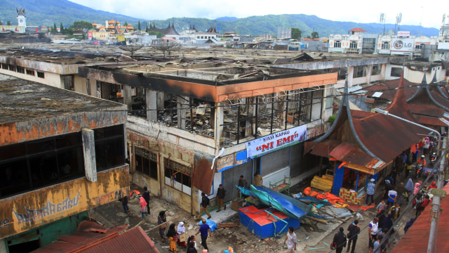 Pasar Atas Bukittinggi terbakar (Foto: ANTARA FOTO/Muhammad Arif Pribadi)