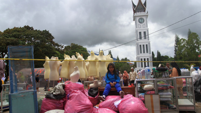 Pedagang Pasar Atas Bukittinggi mengungsi (Foto: ANTARA FOTO/Muhammad Arif Pribadi)