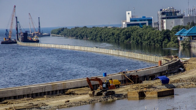 pembangunan tanggul laut di Kawasan Muara Baru (Foto: Galih Pradipta/Antara)