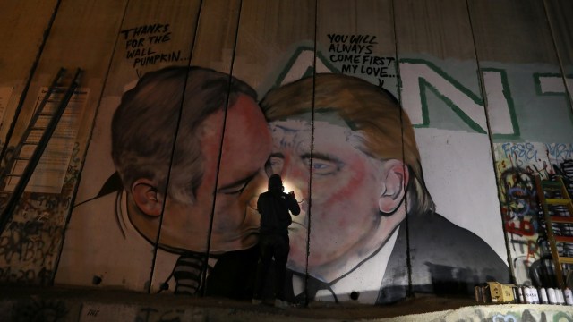 Mural Trump dan Netanyahu di Tepi Barat (Foto: REUTERS/Ammar Awad)