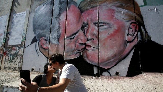 Mural Trump dan Netanyahu (Foto: REUTERS/Ammar Awad)