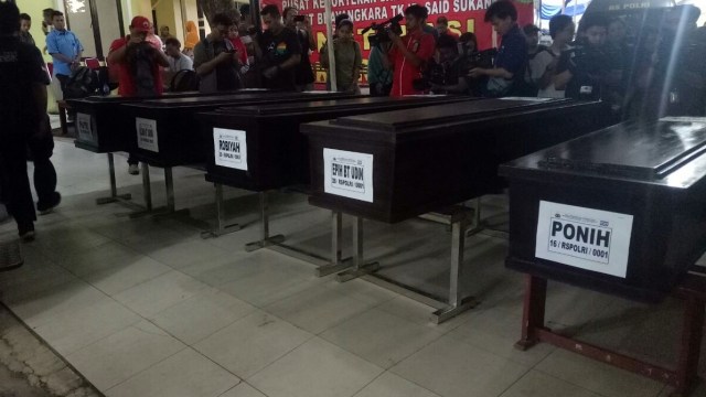 Suasana serah terima jenazah di RS Polri (Foto: Ainul Qalbi/kumparan)