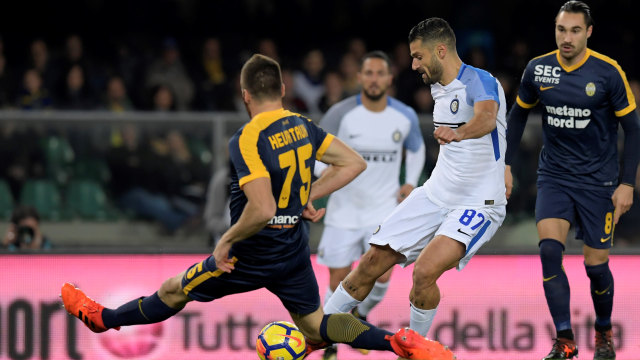 Saat pertandingan Verona vs Inter Milan. (Foto: MIGUEL MEDINA / AFP)