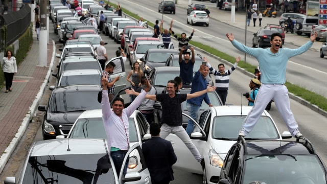 Aksi demo  sopir Uber di Brasil (Foto: REUTERS/Paulo Whitaker)