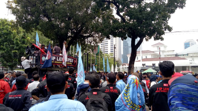 Demo Serikat Buruh di depan Balai Kota (Foto: Diah Harni/kumparan)